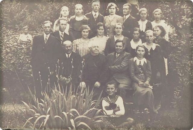 Chór parafialny w Maluszynie. Pośrodku siedzą ks. Bernard Kobielski - proboszcz i Julian Berg -organista z ok. 1938 r. Dar Ł. Kopery